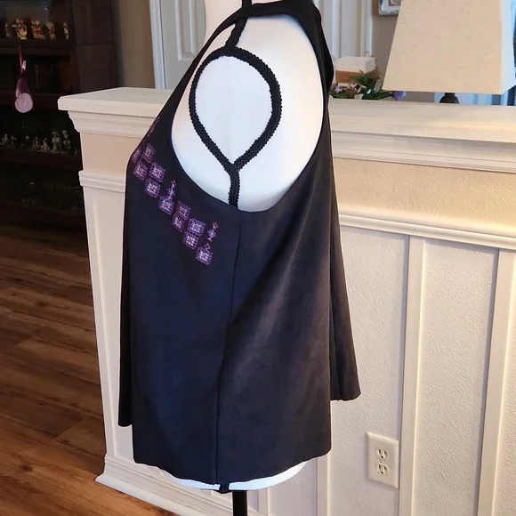 Hollister, NWOT, Women's Top, Black with Embroidery on front, Medium - Picture 5 of 13